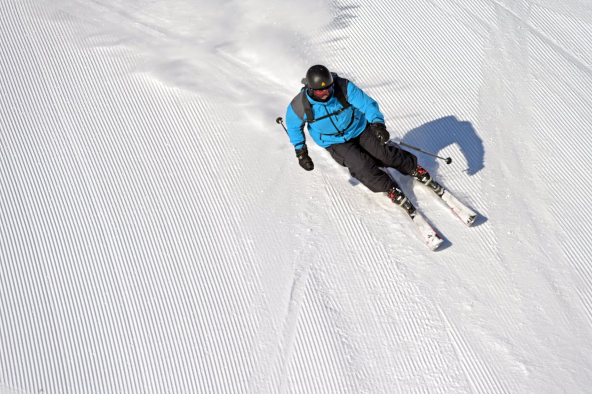 SchweitzerID's tweet photo. Up and out of the cloud. See the sun, ski under the moon, leap over the mist, and carve those groomers. #midweekbliss https://t.co/uB04EG9loL