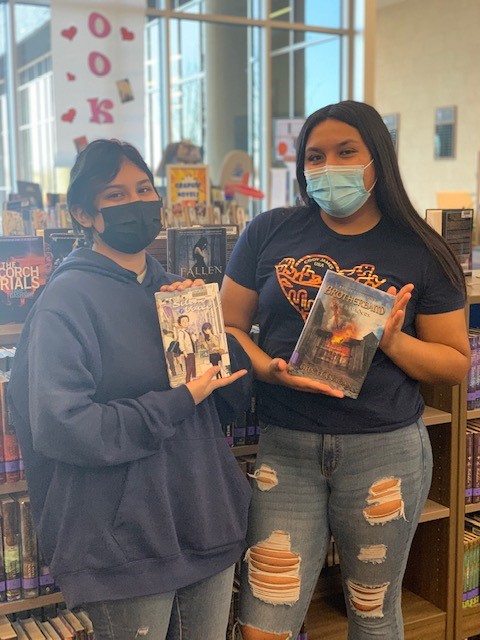 MelanieAMassey's tweet photo. In honor of #LibraryShelfieDay our readers have some great book recommendations to share! #WestIsReading https://t.co/URb01UwLSn