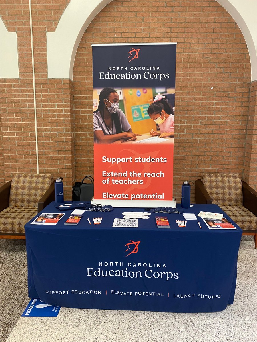 MelissaW_NCEC's tweet photo. Thank you @FAYTECHCC for the opportunity to recruit your students for our part-time reading tutor positions in @CumberlandCoSch. Thank you Professor Matt Anderson for stopping by with your students. #NCEdCorps https://t.co/enHhx8hbl6