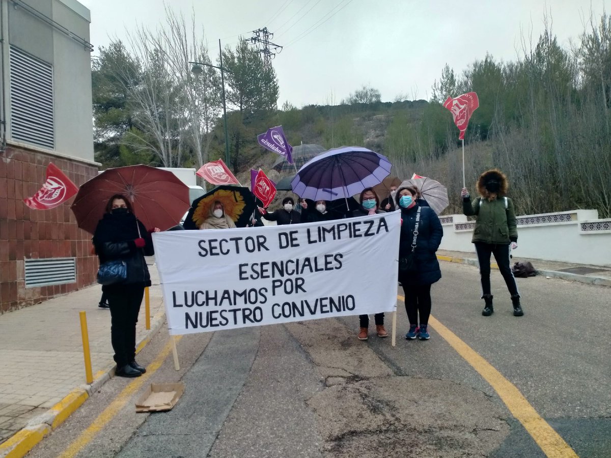 🔴ACTUALIZACIÓN DE LA HUELGA DE LAS LIMPIADORAS DEL HOSPITAL INFANTA MARGARITA DE CABRA🔴
Las trabajadoras han estado hoy protestando desde las 6:30h de la mañana como cada día desde hace un mes. Gracias a vuestro apoyo por redes, muchos medios se han hecho eco...