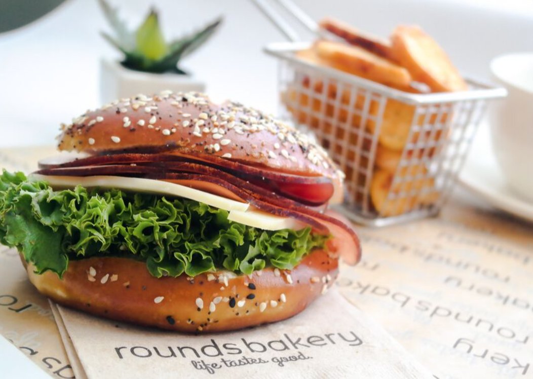 roundsbakery's tweet photo. Life is like a sandwich, the more you add to it, the better it becomes.
.
📸HAM SWISS PRETZEL ROLL
.
#bagels #sandwiches #lifetastesgood #roundsbakery #snacks #renonevada #renosbestbagels #bagelsandwiches https://t.co/zfP13e6Bb1