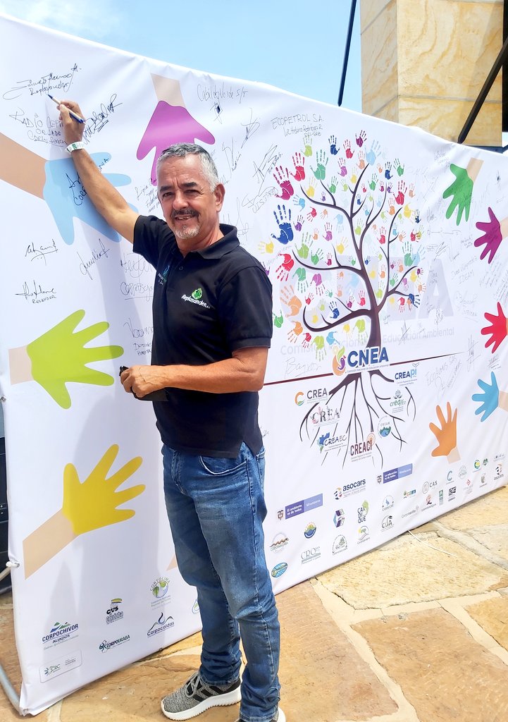 CARCDMB's tweet photo. En el marco del evento #ReconectaColombia 🇨🇴 firmamos junto con nuestros empresarios de Negocios Verdes 💚el acta simbólico en el mural especial de la Creación Nacional de Educación Ambiental - CNEA.
Así conmemoramos el #DiaDeLaEducaciónAmbiental https://t.co/vIc7nnJqR6