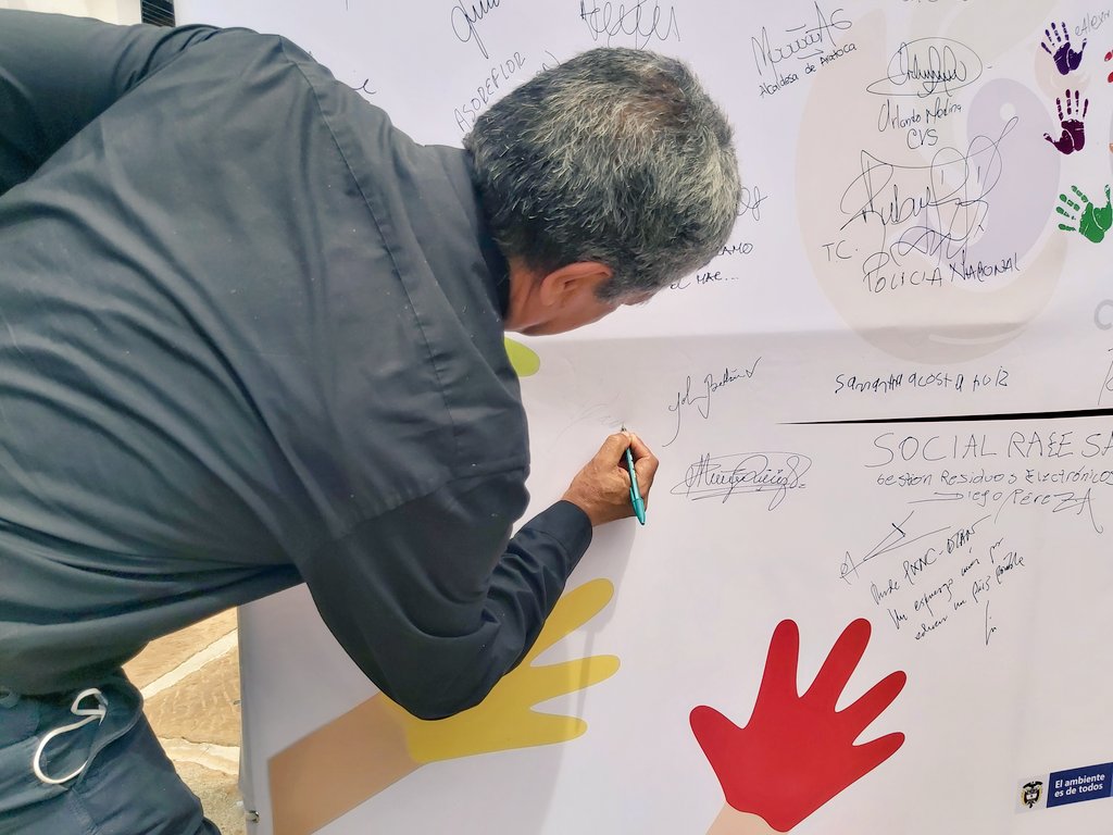 CARCDMB's tweet photo. En el marco del evento #ReconectaColombia 🇨🇴 firmamos junto con nuestros empresarios de Negocios Verdes 💚el acta simbólico en el mural especial de la Creación Nacional de Educación Ambiental - CNEA.
Así conmemoramos el #DiaDeLaEducaciónAmbiental https://t.co/vIc7nnJqR6