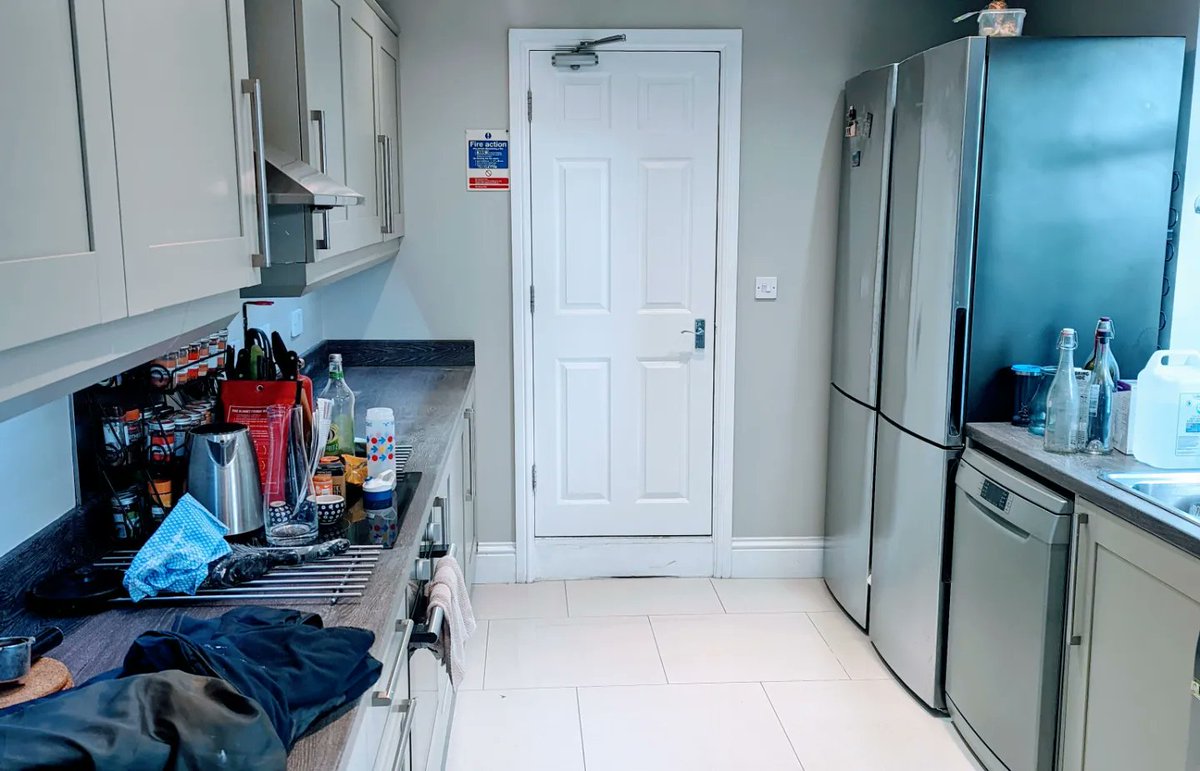 EllaFinleydecor's tweet photo. Kitchen Diner in walthamstow repaired after water damage and painted in smoke grey #decor #painting #decorating https://t.co/hIif4LaLUF