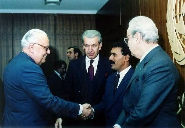 حدث في مثل هذا اليوم 26 يناير- 1990م فخامة الرئيس "علي عبدالله صالح" (رحمة الله عليه)، أثناء زيارته لمبنى الأمم المتحدة في نيويورك ولقائه الأمين العام للأمم المتحدة "خافيير بيريز" وكبار موظفي الأمم المتحدة وحضوره حفل الإستقبال الذي أقيم بمناسبة زيارته. .