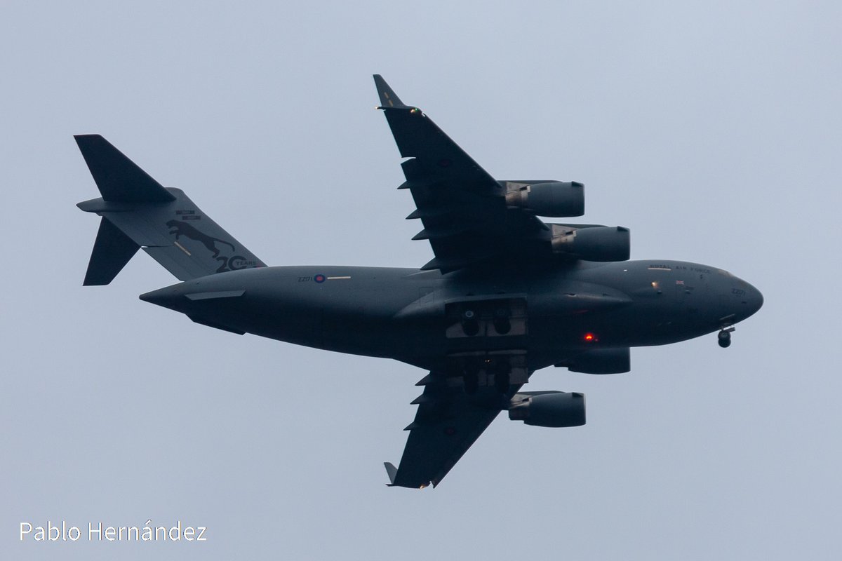 aerostacion's tweet photo. Mirar al exterior y ver un Boeing C-17A Globemaster III de la RAF, registro ZZ171, en aproximación. Ha hecho un par de tomas y despegues, así que he tenido una oportunidad de sacar una foto rápida desde la ventana. https://t.co/2SxcVhtqnV