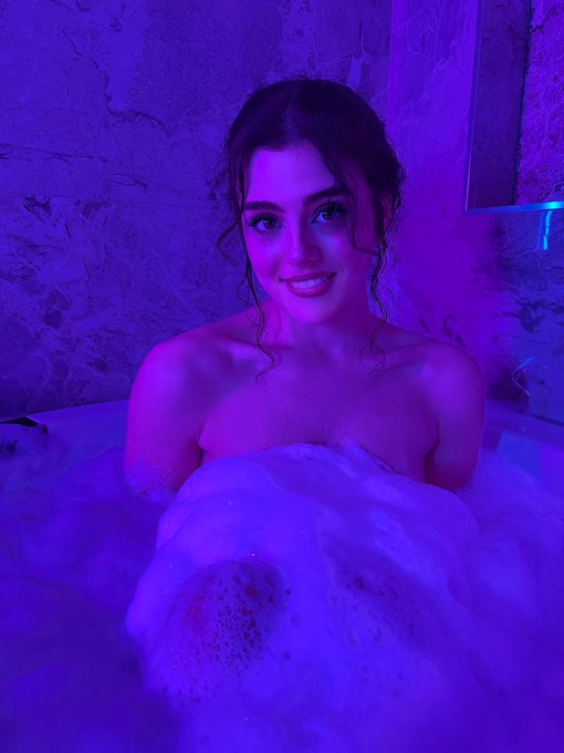 Will you come scrub my back? https://t.co/DesDDNYNzl