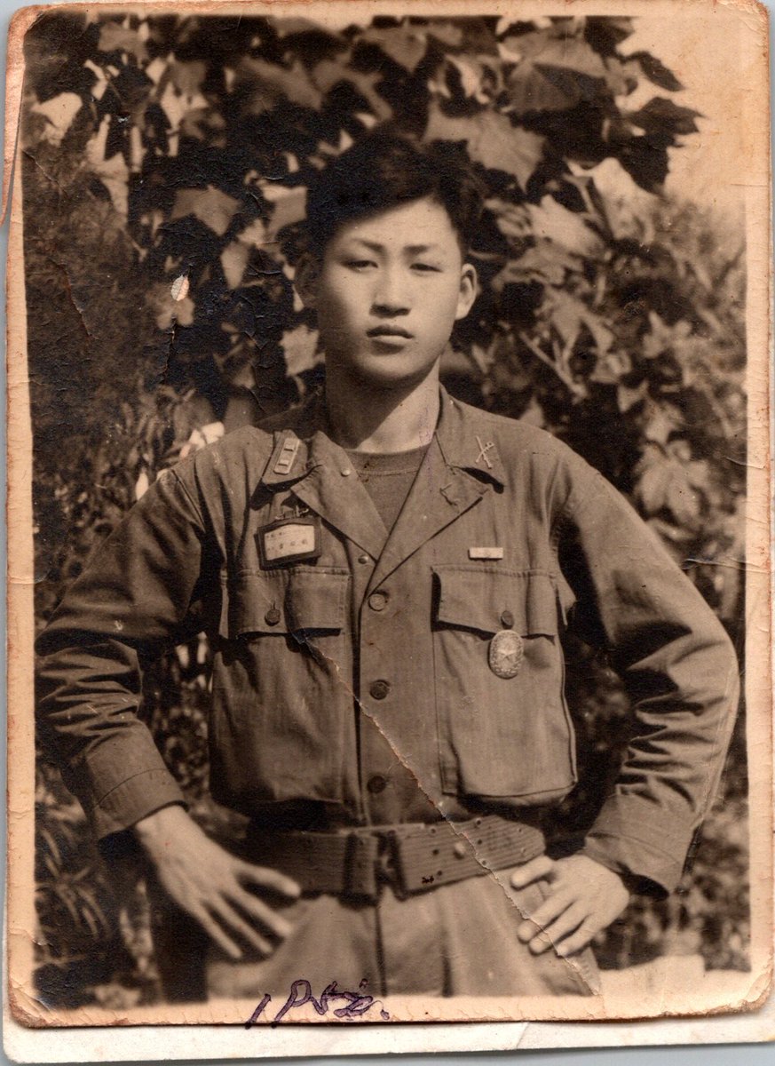 일단 할아버지사진들 집스캐너 설정만져서 다 스캔떴는데 한국전쟁중 찍은거만 모아봄.

1951.11 9사단 30연대에서 소위 현지임관했을때 임관식 사진

1952.10 할아버지는 아닌 다른 중대장 사진인데, 아마 동기지 않을까 추정되는 사진..