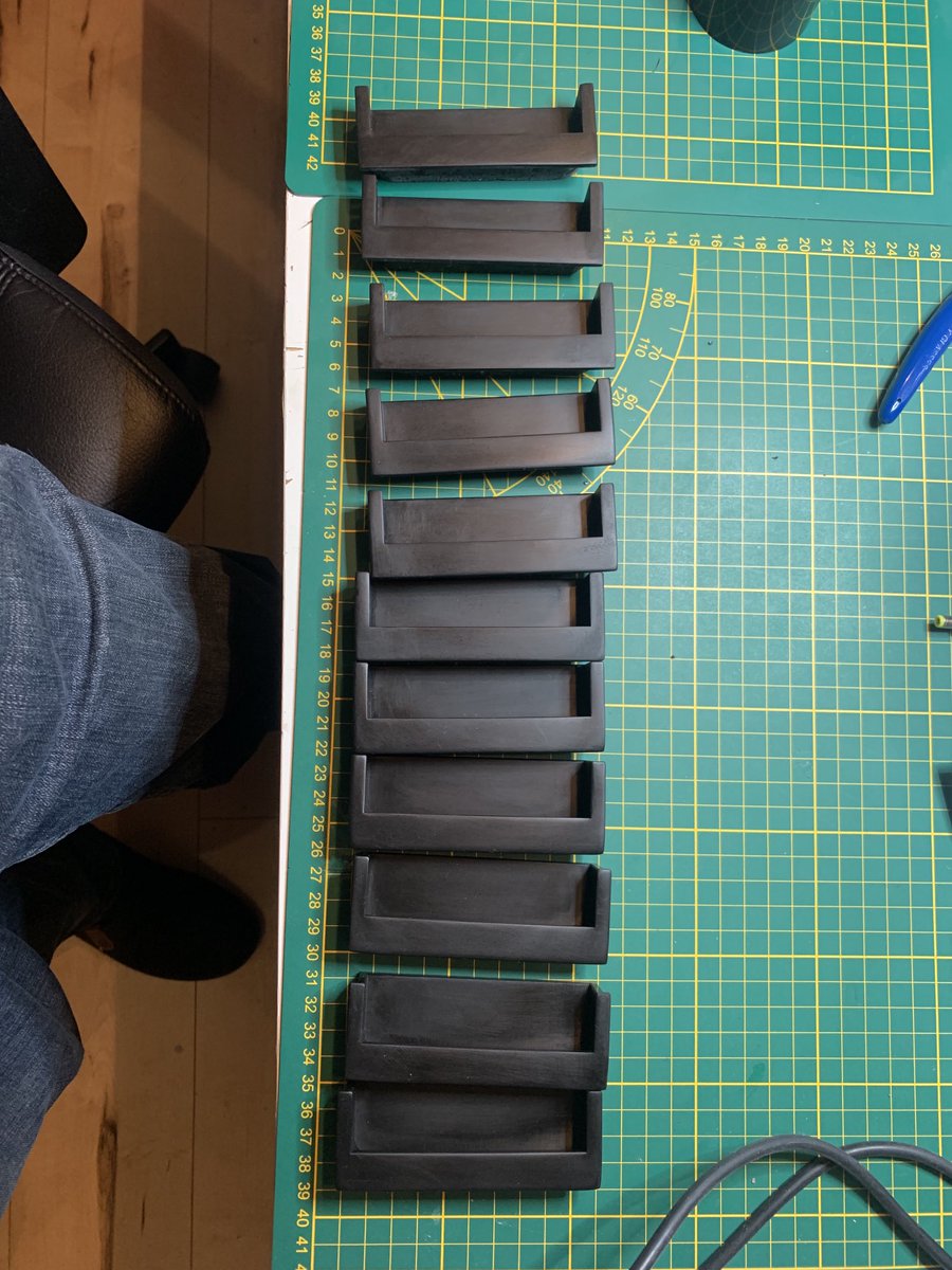GeorgeAnderzonn's tweet photo. Printed 21 Pastoe like handles #3Dprinting #Halotone https://t.co/dxOiFJHTEH