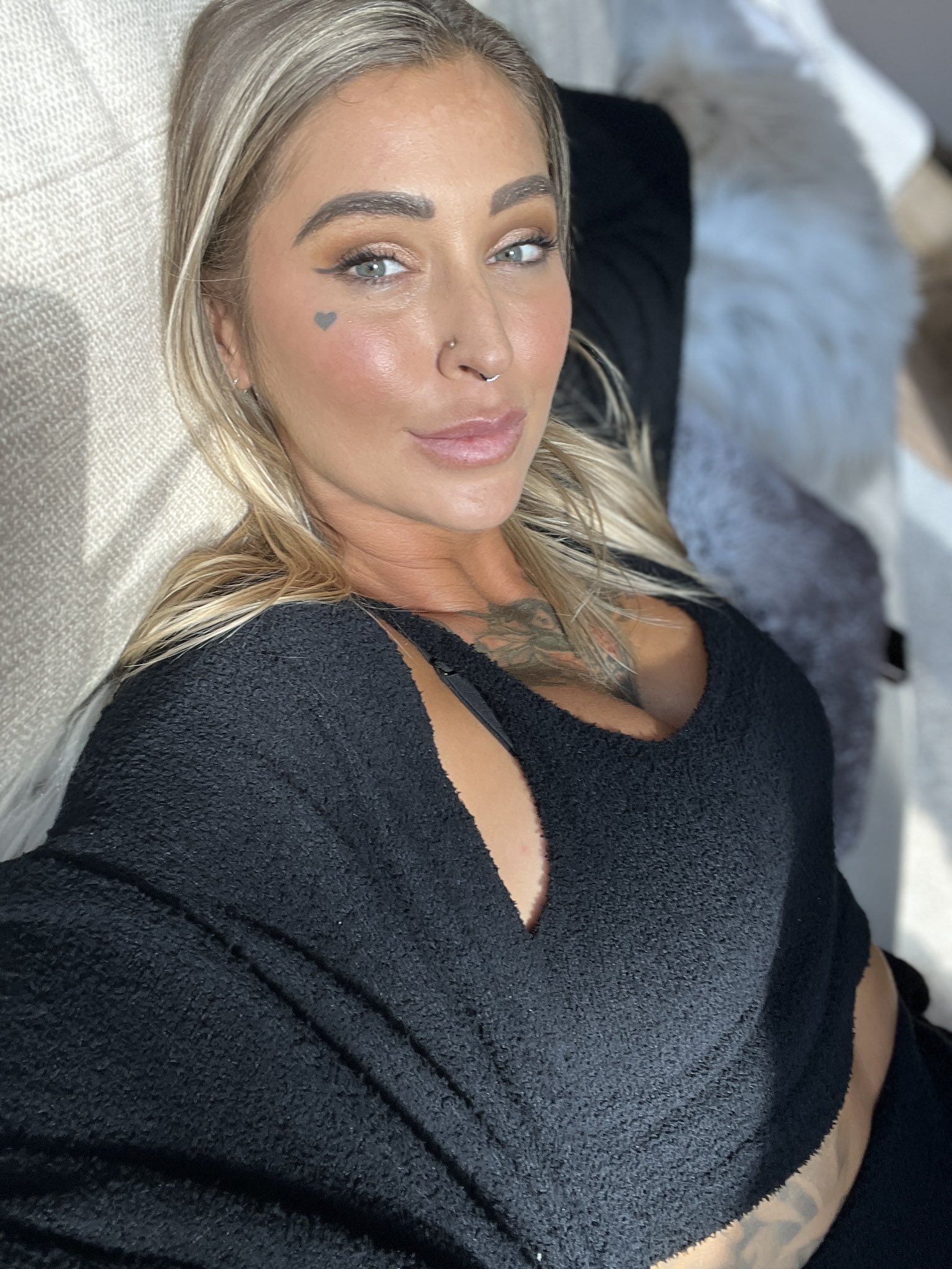 Hello 👋🏻 I like my boobs. Ok that’s the tweet. https://t.co/O0Bva6Nrxh