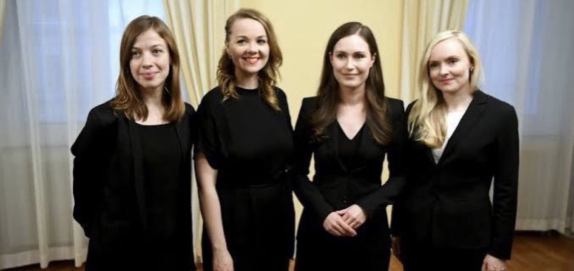 Finlandiya bu 4 kadın tarafından yönetiliyor..
Soldan sağa; 
1. Eğitim bakanı- 32 yaşında 
2. Ekonomi bakanı- 32 yaşında 
3. Başbakan- 34 yaşında 
4. İçişleri bakanı- 34 yaşında