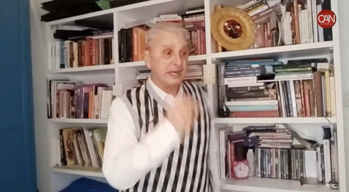 Süveteri giymedende sayamıyorlar ..ya bunların halleri içler acısı …illam bu süveter olacak.. karşınızda atanız var .. ona göre yürüyün..😂egrem zevkinden uzak dur .