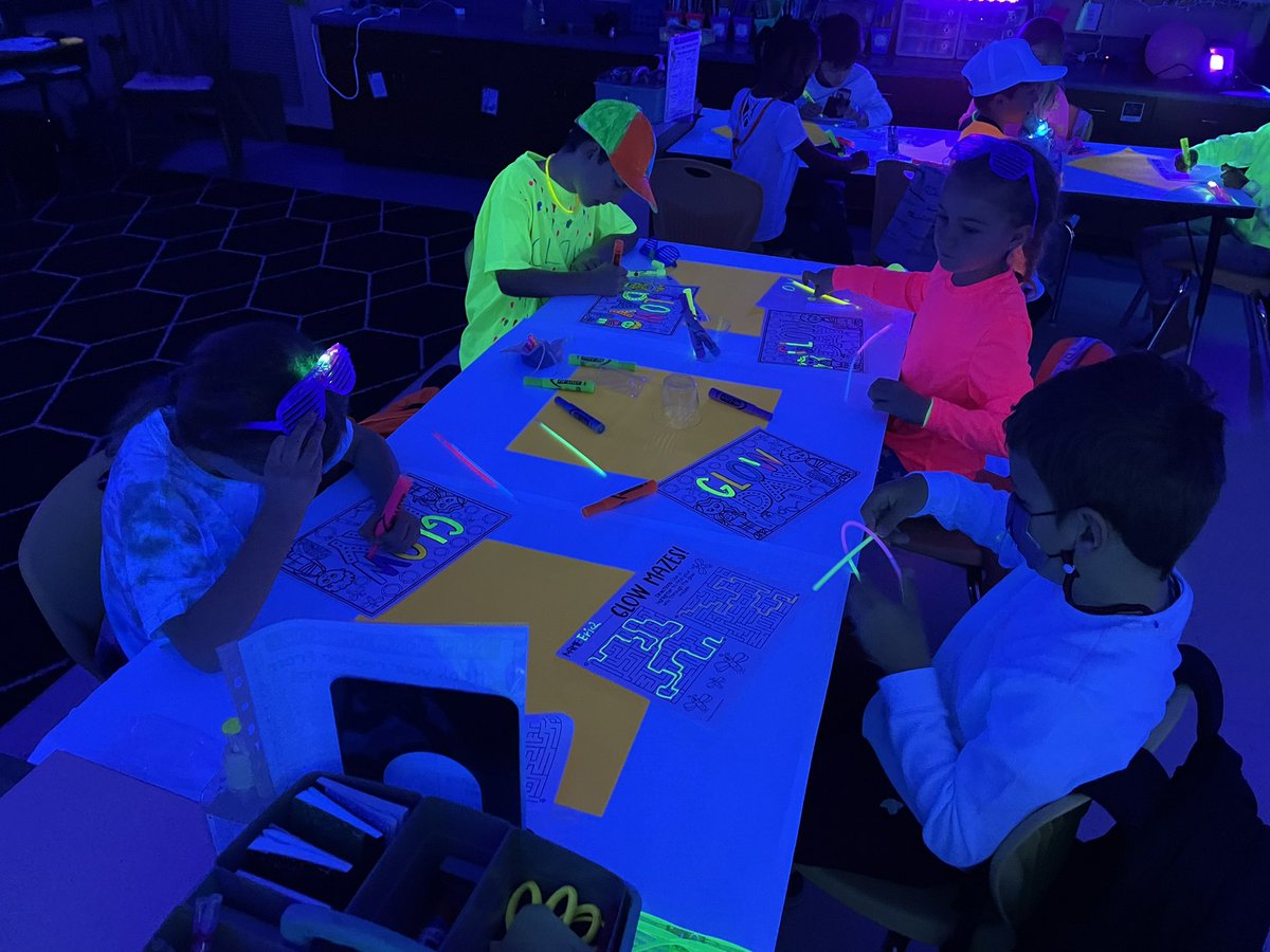 Dunns2ndGrade's tweet photo. Celebrating the 102nd day of 2nd grade! We are shining bright! @MPE_Mustangs https://t.co/fHP8h2MozC