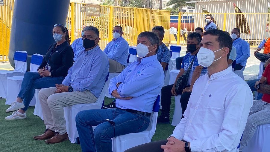 cotraporchi's tweet photo. Hoy, estuvimos participando en la charla “Síntomas y Cuidados Frente a la Nueva Variante”, impartida por el doctor del @ist_chile Guillermo Farmer. Iniciativa que fue organizada por los sindicatos de Arica; TPA1, TPA y Ultraport y que congregó a 50 trabajadores portuarios. 👷‍♀️👷‍♂️💪 https://t.co/9hugVmFwSh