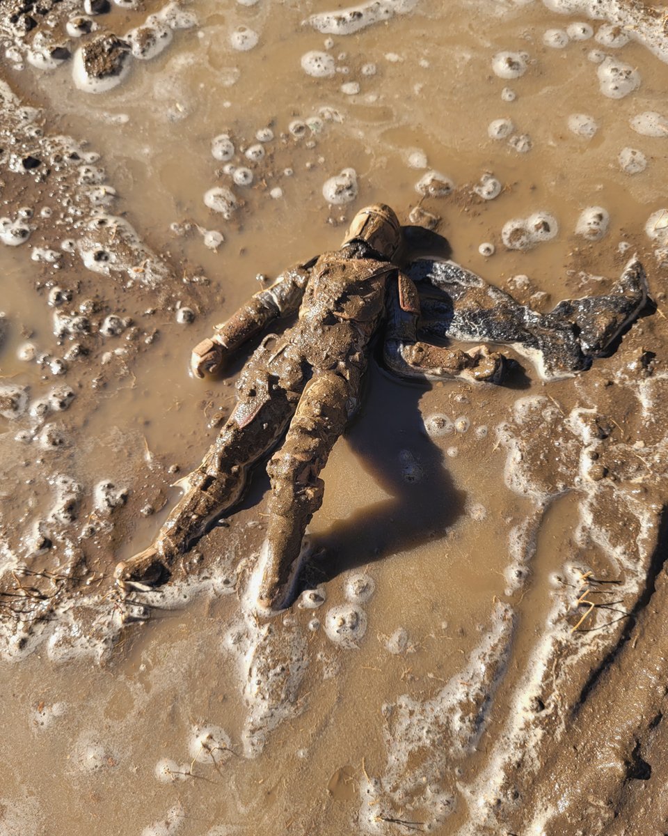 “I’m surprised you took so long…” 💀
-
Sometimes you just gotta get your hands dirty! 😂 I had fun shooting this with the muddy Arvala-7 Mando figure! Big thanks to <a href="/Hasbro/">Hasbro</a> for sending it over! 😊🙏🏼
-
You only get one sidekick, Boba or Mando? 😊😊
-
#HasbroToyPic #mando