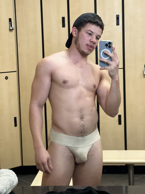 here is todays sweaty locker room pic https://t.co/1dKko3uXqe