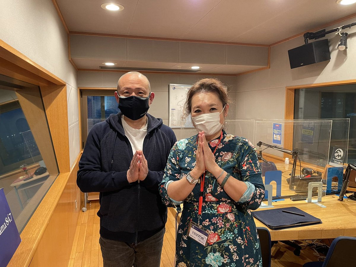 seijunnagamatsu's tweet photo. 昨日はバタバタしながらFMヨコハマのスタジオに入りました。今の自分の精一杯で収録させていただきました。

サンマリノ共和国でご一緒していた翻訳家の石塚順子さまがスタジオへ励ましに来てくださいました。不思議な御縁で小室常務と同じ大学、同じサークルだったとのこと。

ありがとうございます‼️ https://t.co/7JJeCyc2m9