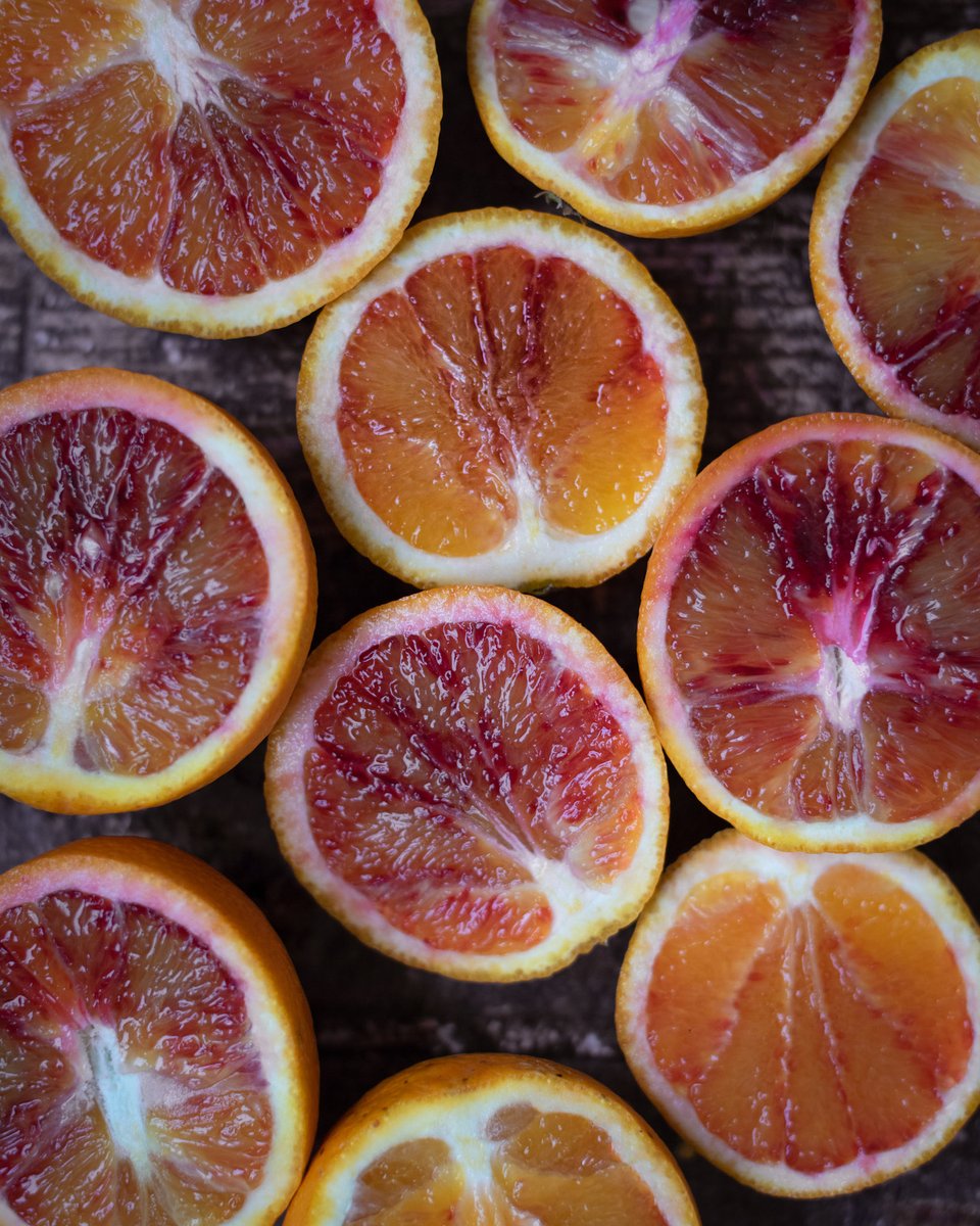 MineTable's tweet photo. Blood oranges to brighten the week 🧡 #bloodoranges #foodphotography #citrusseason https://t.co/laJBP0iSXY