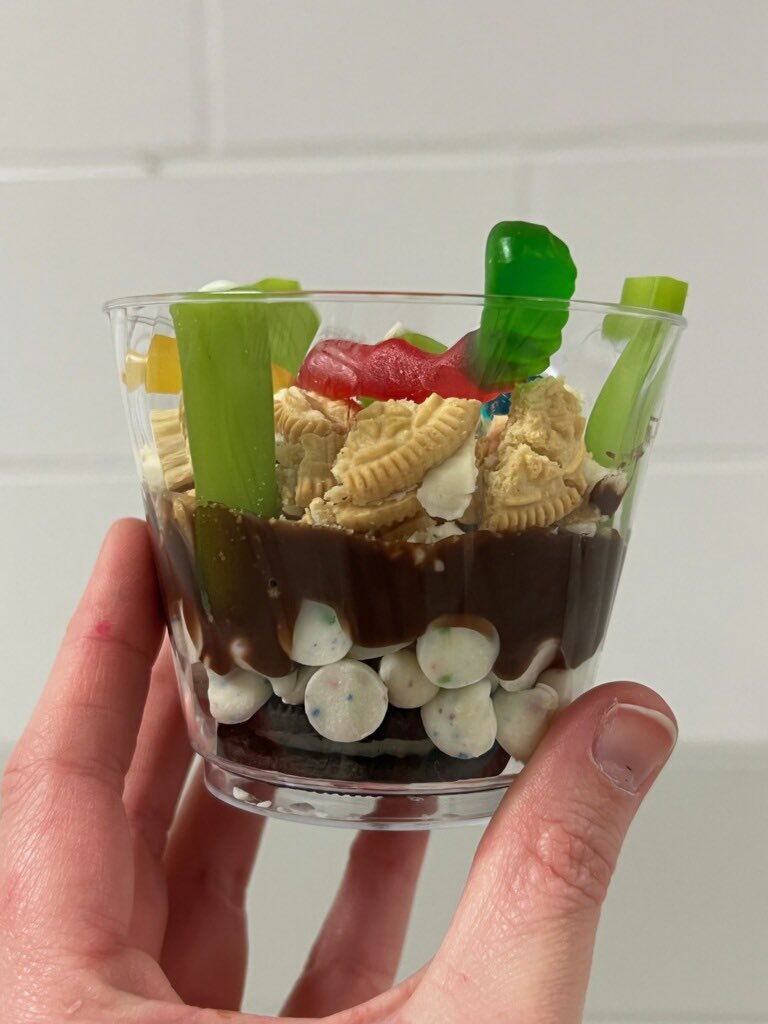 BamaBritTeacher's tweet photo. Miss Jennings’ fourth graders are devouring their edible soils lab! #emints #baldwinproud #highqualitylessondesign #fairhopeSTEAM #bcemints https://t.co/4SbkwtIbGm