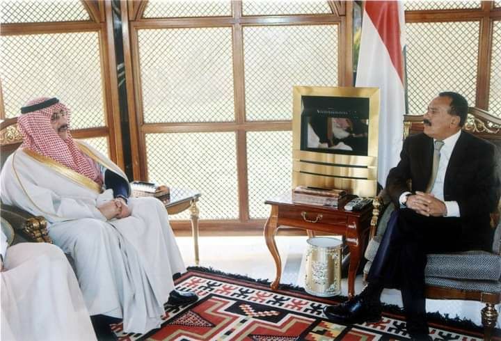 History_afash's tweet photo. فخامة الرئيس "علي عبدالله صالح" رئيس الجمهورية (رحمة الله عليه)، أثناء إستقباله بصنعاء الأمير "محمد بن نايف آل سعود" مساعد وزير الداخلية بالمملكة العربية السعودية، الذي زار بلادنا حينها، الذي نقل لفخامته رسالة من خادم الحرمين.

تاريخ الصورة: الإثنين, 26 يناير - كانون الثاني 2009م https://t.co/9XbPds24wv