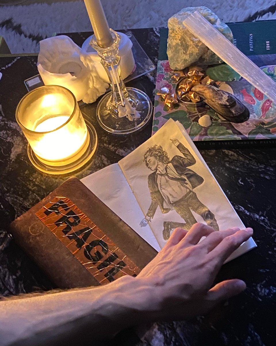 conanupdatesbr's tweet photo. IG| Conan via Instagram: 26/01 (1/2)

"O lyric video do conangray jigsaw acabou de sair, então pensei em mostrar a vocês alguns bts da arte e do visual :) passei algumas semanas desenhando e escrevendo e rasgando e mordendo, obviamente, para fazer o vídeo." https://t.co/3GUaioVoh5