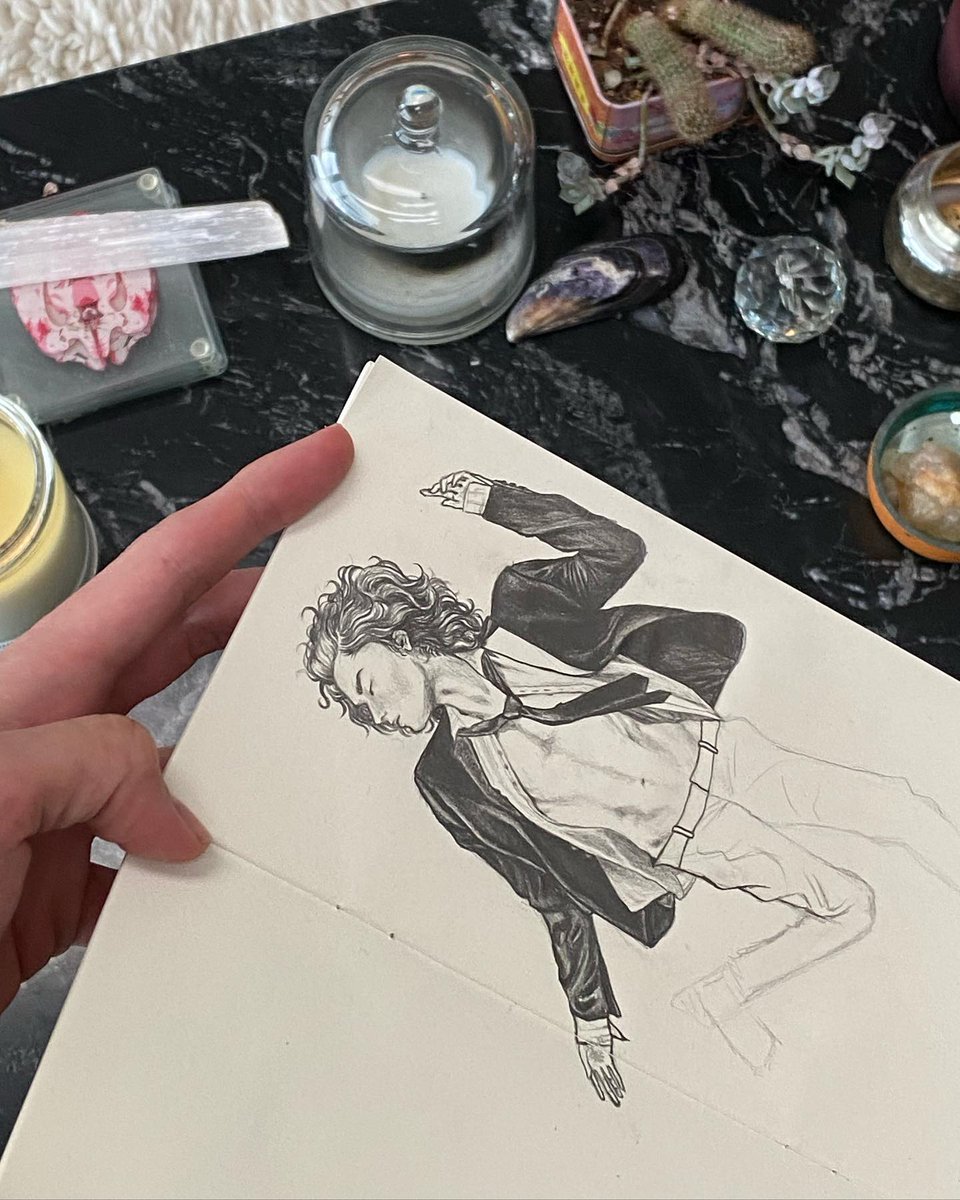 conanupdatesbr's tweet photo. IG| Conan via Instagram: 26/01 (1/2)

"O lyric video do conangray jigsaw acabou de sair, então pensei em mostrar a vocês alguns bts da arte e do visual :) passei algumas semanas desenhando e escrevendo e rasgando e mordendo, obviamente, para fazer o vídeo." https://t.co/3GUaioVoh5