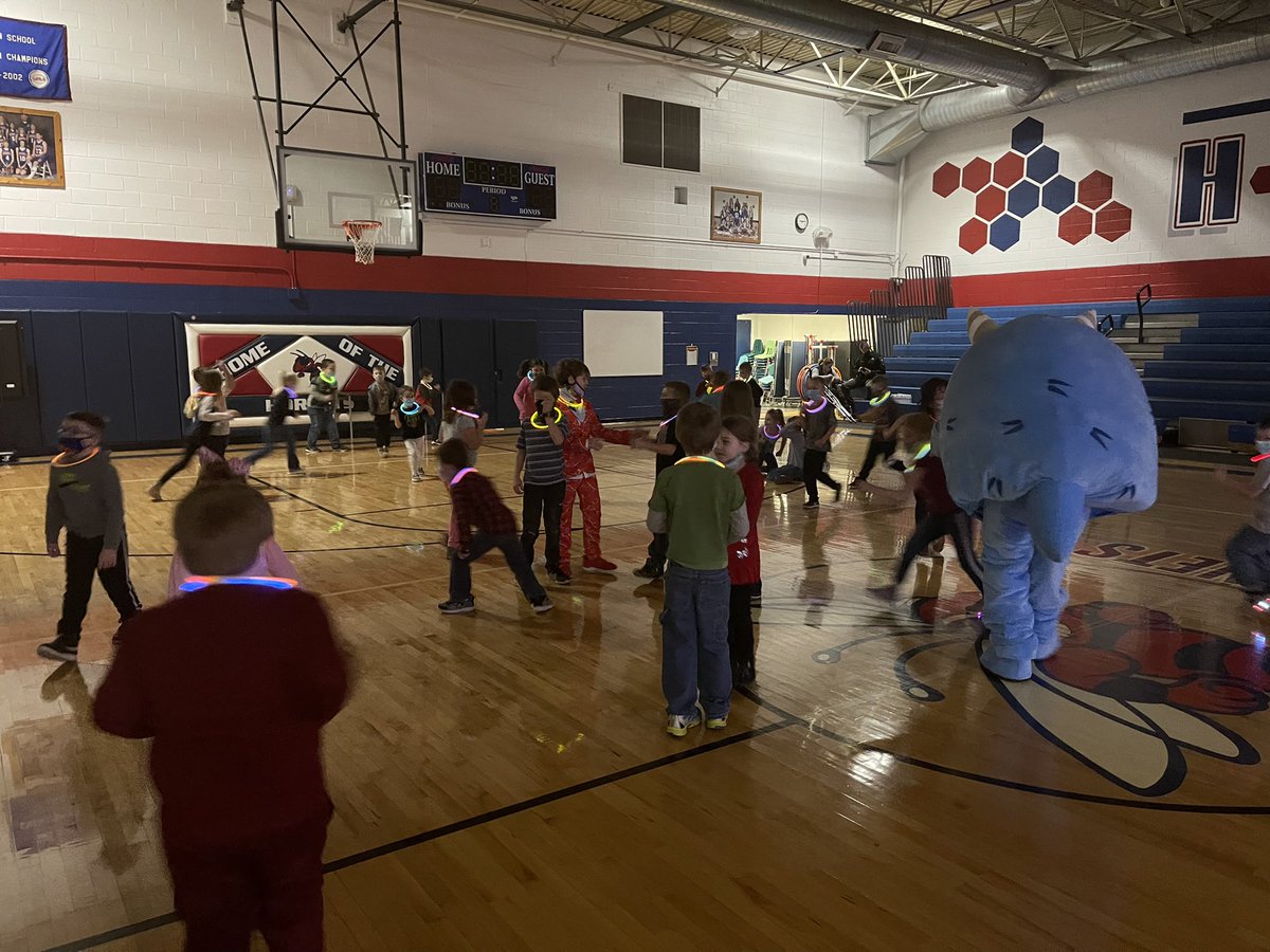 wetzelcs's tweet photo. Long Drain students were rewarded to a Dance/Pizza party.During the first semester, they had the highest percentage of students completing their I-Ready minutes & also had the highest percentage on lessons passed of any school in the county!! Way to go!! #iready #snarg #Wetzelcs https://t.co/xpKOlgie5G