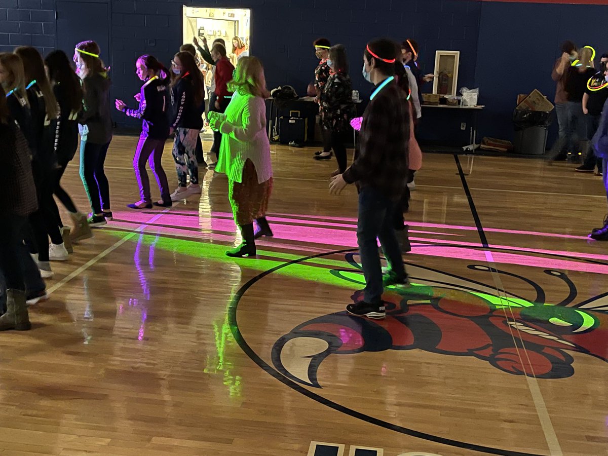 wetzelcs's tweet photo. Long Drain students were rewarded to a Dance/Pizza party.During the first semester, they had the highest percentage of students completing their I-Ready minutes & also had the highest percentage on lessons passed of any school in the county!! Way to go!! #iready #snarg #Wetzelcs https://t.co/xpKOlgie5G