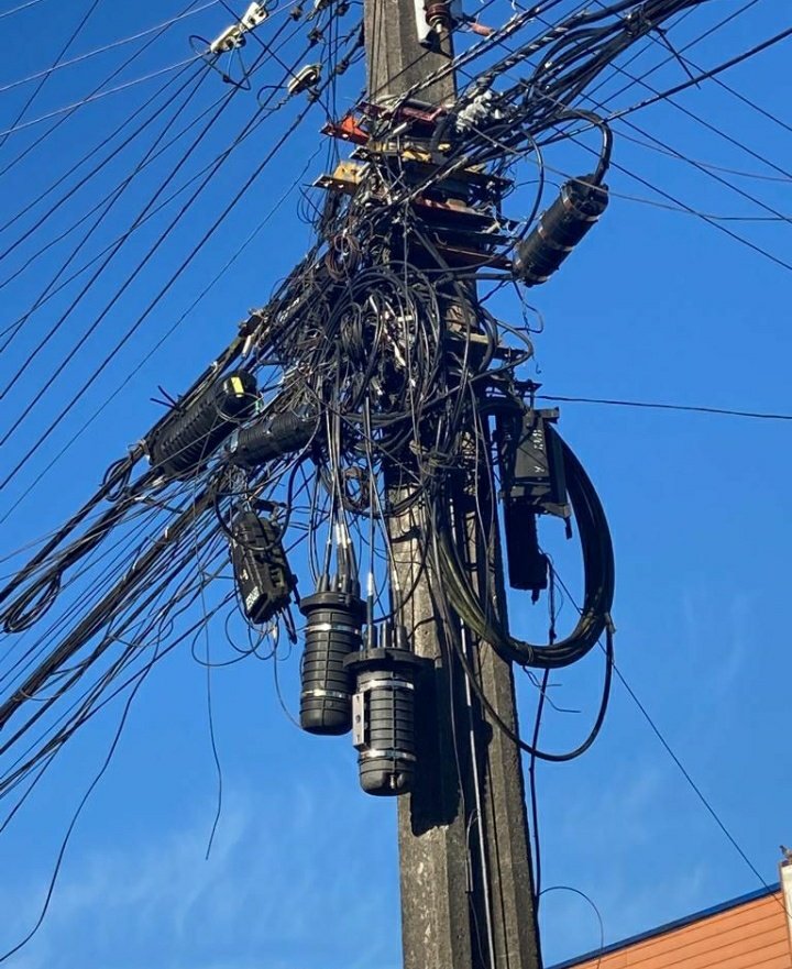 Cada día vemos que ponen más cables y muchos cables en desuso. Peligrando a los transeúntes. Qué solución puede aportar el <a href="/muniptovaras/">Municipio Puerto Varas</a> #PuertoVaras 
<a href="/SalvemoPtoVaras/">Salvemos PuertoVaras</a> <a href="/cosocptovaras/">@cosocptovaras</a> <a href="/PVarasSinCables/">PuertoVarasSinCables</a> <a href="/diario_eha/">El Heraldo Austral</a>