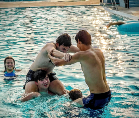 cfclub's tweet photo. Double Bicep Lock producing a stalemate. Bold strategy.
#chickenfights #shoulderwars #shoulderrides #shoulderride #chickenfightclub #fightcfc #poolparty https://t.co/V3J8nk5qz6