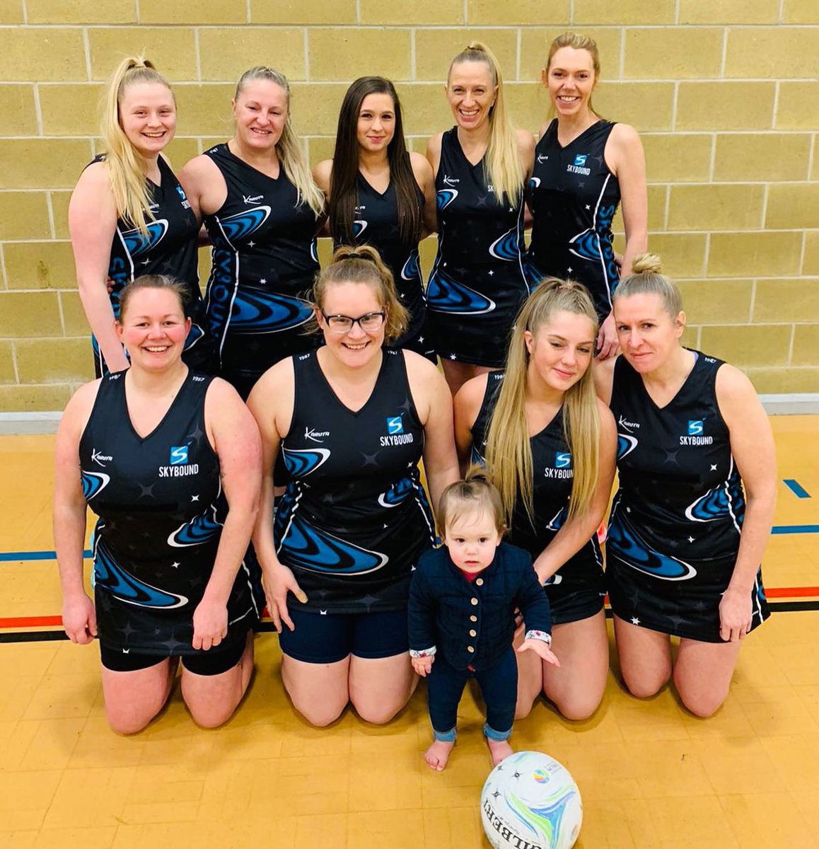Skybound Netball Club (@skyboundnetball) on Twitter photo πΉSkybound 1st teamπΉ
Thank you to <a href="/KarutaSports/">Karuta Sportswear</a> for our new kit! And a special appearance from Penny π
#Skybound #Netball #Team #Family πΉSkybound 1st teamπΉ
Thank you to <a href="/KarutaSports/">Karuta Sportswear</a> for our new kit! And a special appearance from Penny π
#Skybound #Netball #Team #Family
