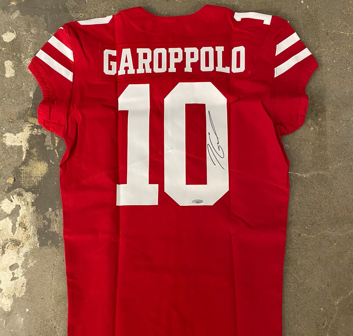 Gear up for the NFC Championship with an autographed Jimmy Garoppolo jersey! Follow and retweet for your chance to win! We'll draw a winner at kickoff.
#49ers
