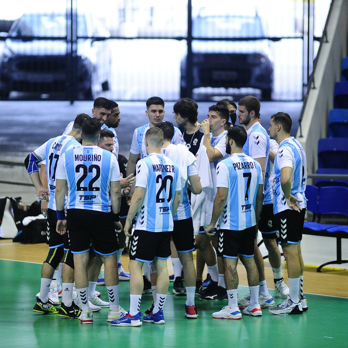 SC_ESPN's tweet photo. ¡LOS GLADIADORES SON MUNDIALISTAS! Por el triunfo de Uruguay ante Bolivia, Argentina avanzó a semifinales en el Sur-Centro Recife 2022 y aseguró su lugar en el Mundial de Polonia/Suecia 2023.

📸 @CAHandball https://t.co/WSKhohCXLi