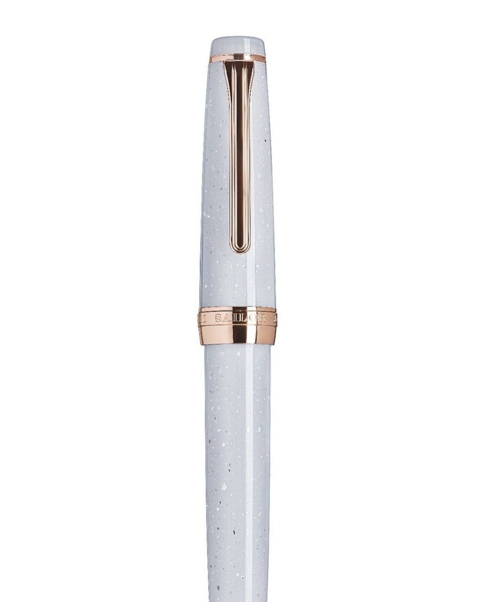 Thatjournalguy's tweet image. Tell me this isnt straight up just gorgeous. with a rose gold trim? MY WEAKNESS. This might have to be my first Sailor Pro Gear. #fountainpen #bulletjournal #planner