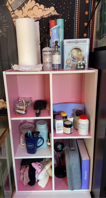 finally got this corner of the room organized ? https://t.co/aJFvM3Dudg