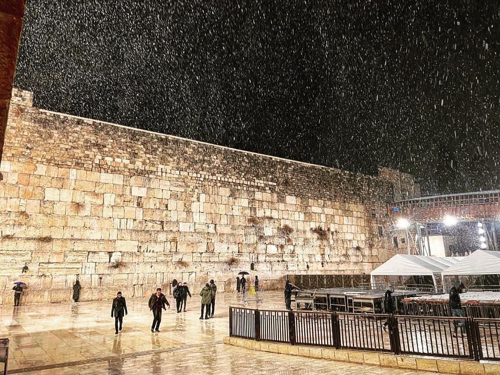 أورشليم القدس ترتدي حلّتها البيضاء. صورة لاجواء الثلج في ارجاء العاصمة التي ترسم صوراً ومناظر خلابة