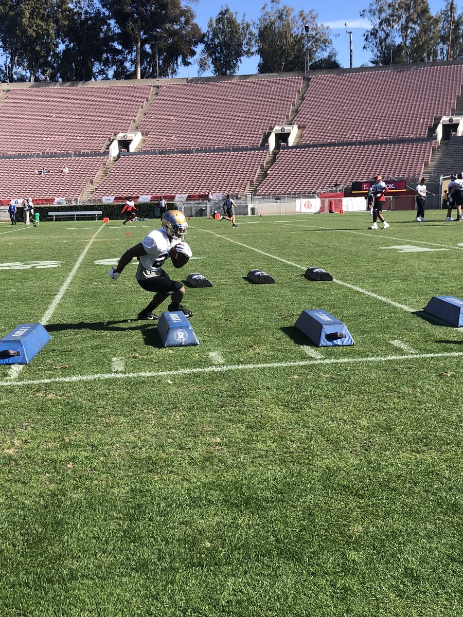 HajrizFB's tweet photo. Practice #2 of the day for the @NFLPABowl. Former UCLA RB, @BrittainBKB warming up in preparation for the American Team.
#ProBruins @DeShaunFoster26 https://t.co/3VPpYu21df