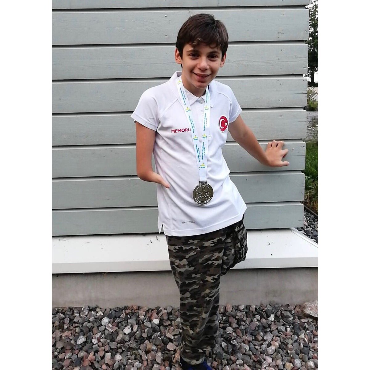 İlkokulda iken, engelli olması nedeniyle aynı okulda çocuğu olan velilerin “Çocuğumuzun psikolojisini bozuyor” diyerek okuldan attırmak istediği 13 yaşındaki bedensel engelli yüzücü Koral Berkin, Avrupa Gençlik Oyunları’nda yüzme branşında Avrupa 2’ncisi oldu.

Tebrikler 👏👏💙💙