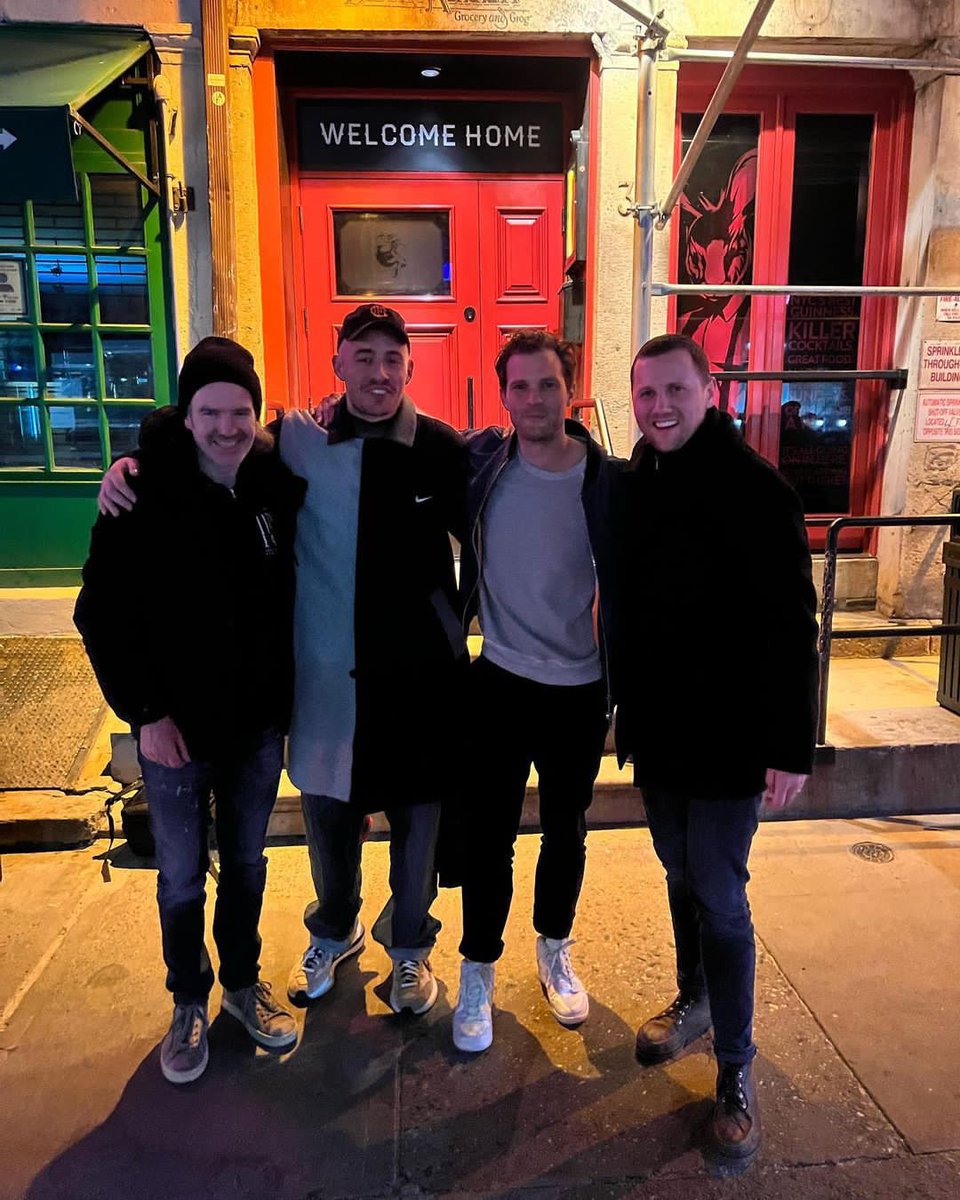 📸| Nova foto de Jamie Dornan no pub Dead Rabbit na noite passada, 25, ao lado de Dermot Kennedy, Luna Saband e Jack McGarry em New York.

'Explosão absoluta com lendas irlandesas esta noite.' escreveu Jack em seu Instagram.

⁣