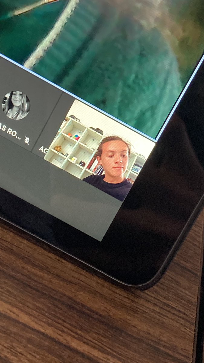 Que tan Narcisista es ser el único que prende la cámara en clase???