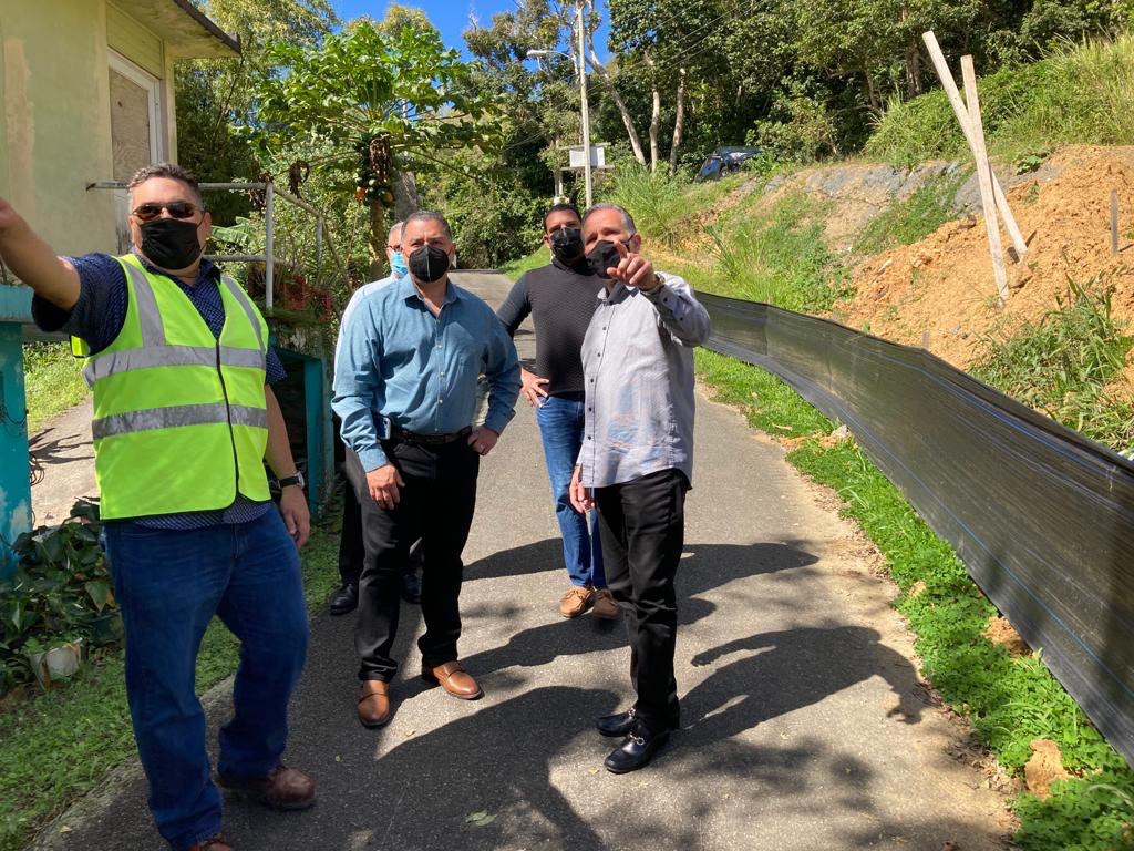 prdirafi's tweet photo. Vistamos con el alcalde de Aguas Buenas, Javier García el Proyecto de Agua Potable en la Comunidad Pajita Falcón, el mismo está en un 48% de ejecución. Con una inversión $1,994,533, el proyecto se trabaja entre la AFI, AAA y Municipio de Aguas Buenas. #GobiernoDeResultados https://t.co/ODHNYAqhlv