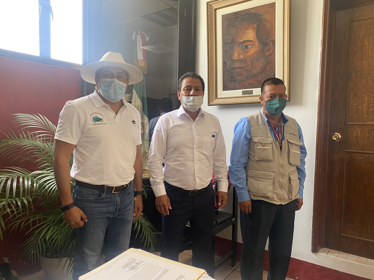 afodepoac's tweet photo. Me reuní con el profesor Miguel Ángel Martínez Merlín, Presidente Municipal de la Villa de Etla, para platicar sobre las necesidades que existen en el Valle eteco y que deben ser atendidas cuanto antes. #AFODEPO @psicluis222 @AfodepoAtzompa @NallelyOrtizj @RojasMargaro https://t.co/cfpfbOazyH