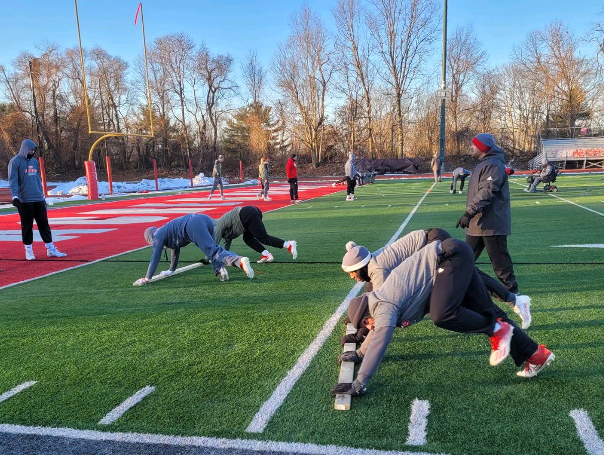 sacredheartufb's tweet photo. Below 20°💨 anddd still pushin 🅿️ https://t.co/Q1wInT6Cv5