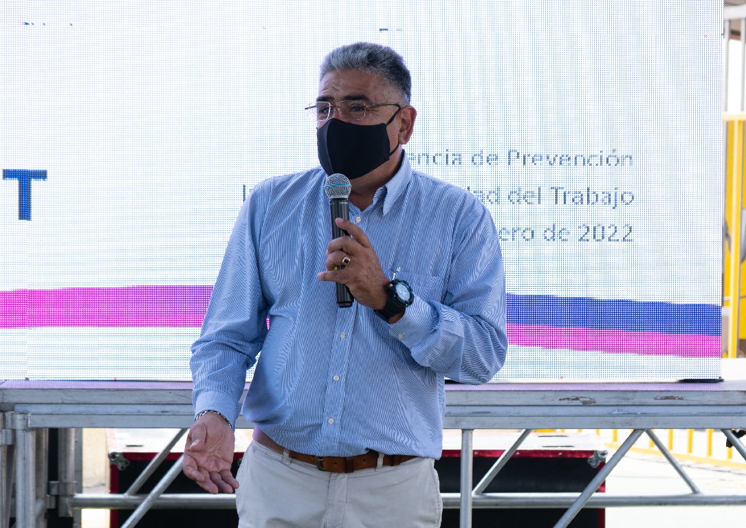 Ultraport_Chile's tweet photo. Participamos junto a nuestro cliente, @_TPA_ARICA, en una interesante charla dictada por el Dr. Farmer la que fue organizada por los dirigentes sindicales de Arica, junto a Cotraporchi y a IST.   #paranoretroceder necesitamos el compromiso de todos y todas. #JuntosSomosUltraport https://t.co/kbzJ9OXOso