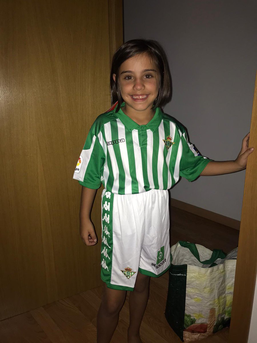palomiuuuus's tweet photo. Mi sobrina mitad madrileña mitad murciana, es bética a más no poder y como el amor de una tía mueve montañas, tengo que intentarlo. Qué feliz le haría una camiseta firmada por Joaquín @RealBetis ¿Funcionará la magia de Twitter? 🤞🏻💚 ¡se agradece RT! https://t.co/3HInZsGYyH