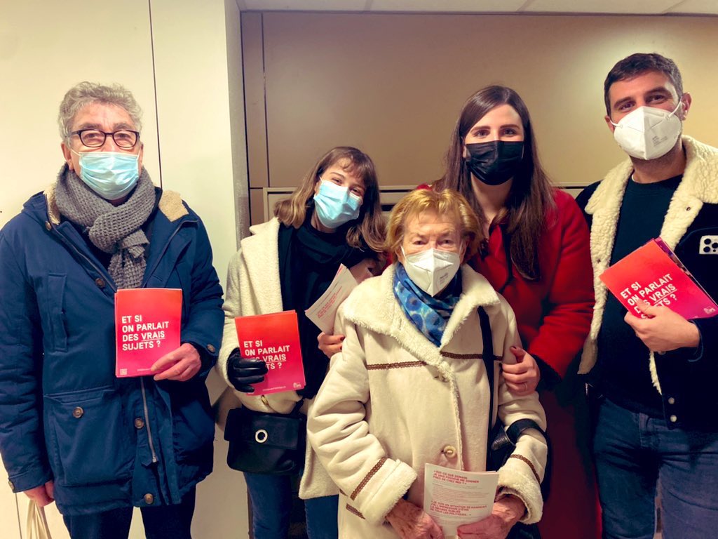 AnouchToranian's tweet photo. Encore un accueil chaleureux au porte à porte de ce soir dans le quartier #Balard. 

Nouveaux élus de #Paris15 avec @JRippert nous nous présentons aux habitants pour qu’ils nous sollicitent en cas de besoin. 

Et l’occasion surtout de parler du programme d’@Anne_Hidalgo pour la🇫🇷 https://t.co/mb0gZUH5hP