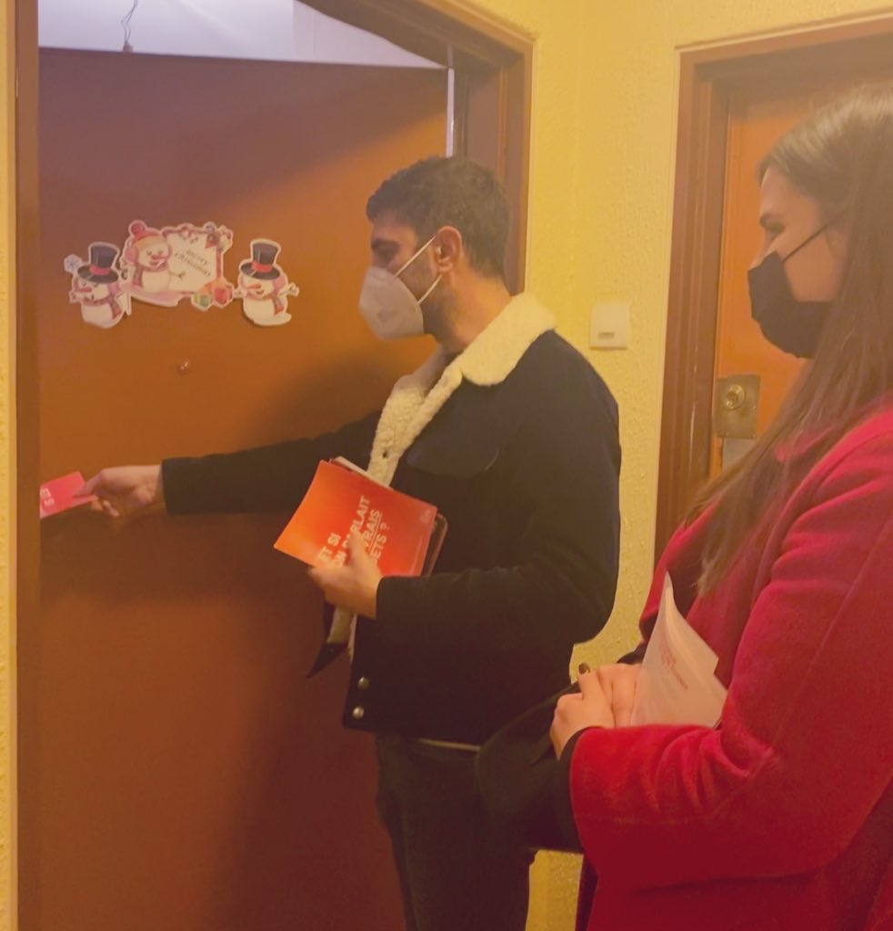 AnouchToranian's tweet photo. Encore un accueil chaleureux au porte à porte de ce soir dans le quartier #Balard. 

Nouveaux élus de #Paris15 avec @JRippert nous nous présentons aux habitants pour qu’ils nous sollicitent en cas de besoin. 

Et l’occasion surtout de parler du programme d’@Anne_Hidalgo pour la🇫🇷 https://t.co/mb0gZUH5hP