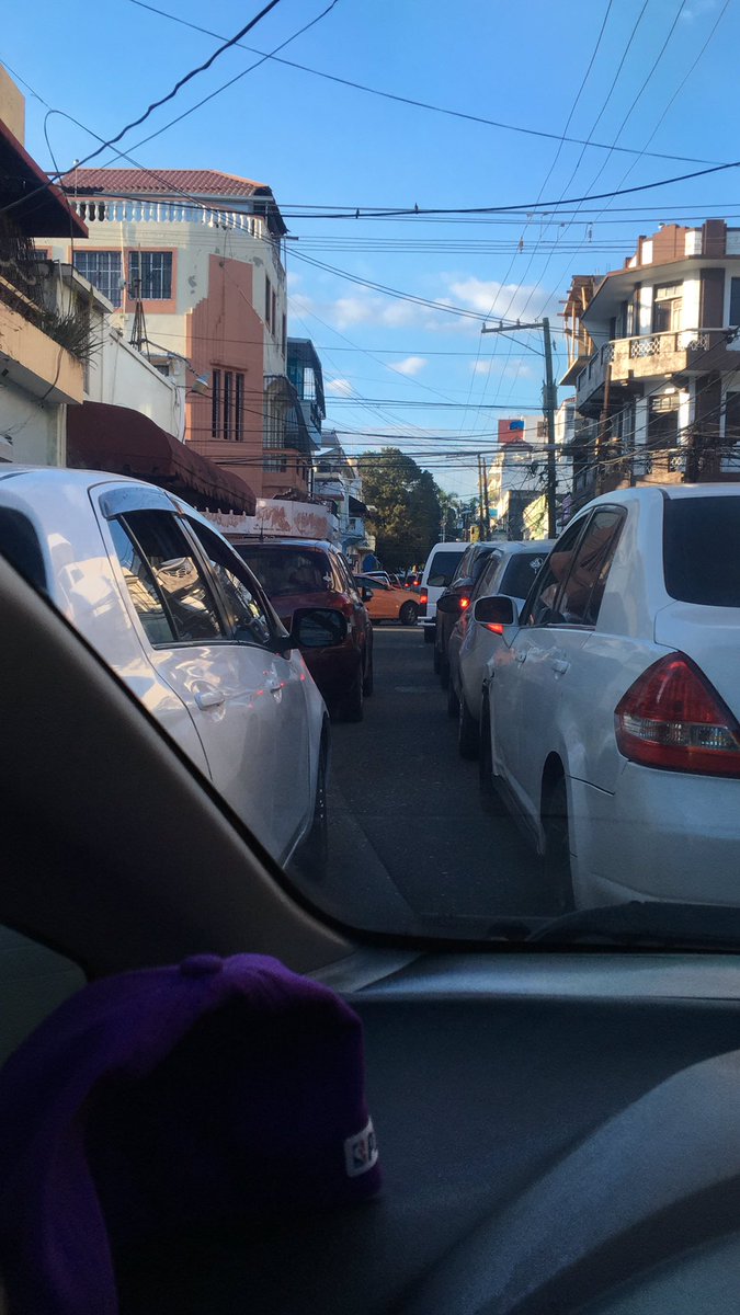 Me imagino que los que estamos en la zona colonial no estamos preguntando, cuales fueron los intelectuales que se le ocurrió hacerle una actividad a Duarte a la hora pico congestionando toda la zona colonial y sus alrededores 😡