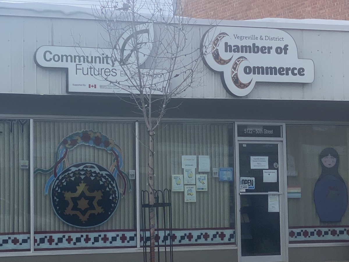 jacquiefenske's tweet photo. When Iโm #vegreville one must stop and get a six pack โฆ..of Coop donuts. Why in veg? Well @CFEIR1 board meeting. #gettingbacktolife https://t.co/iF4OLR4rXb