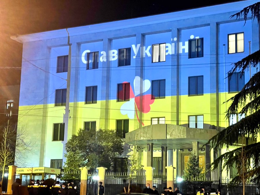 GicAriana's tweet photo. Beautiful. 

Opposition party, European Georgia, projected the Ukrainian greeting, "Glory to Ukraine!" in #Ukraine's national colours, and the #NATO flag onto the old #Russian embassy building in #Tbilisi, #Georgia. https://t.co/aPl7bNgq0E